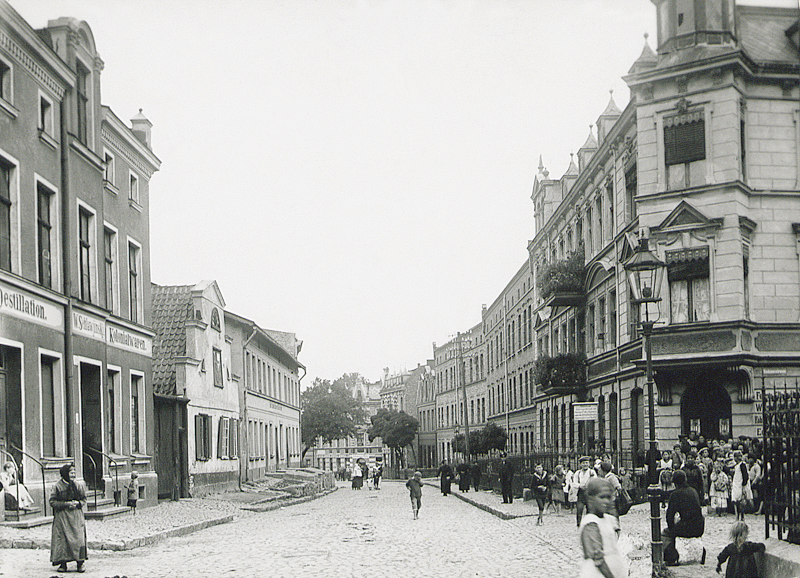 Gdańsk na własność. W roku 1454 oraz 1461 wieś została spalona przez oddziały krzyżackie.