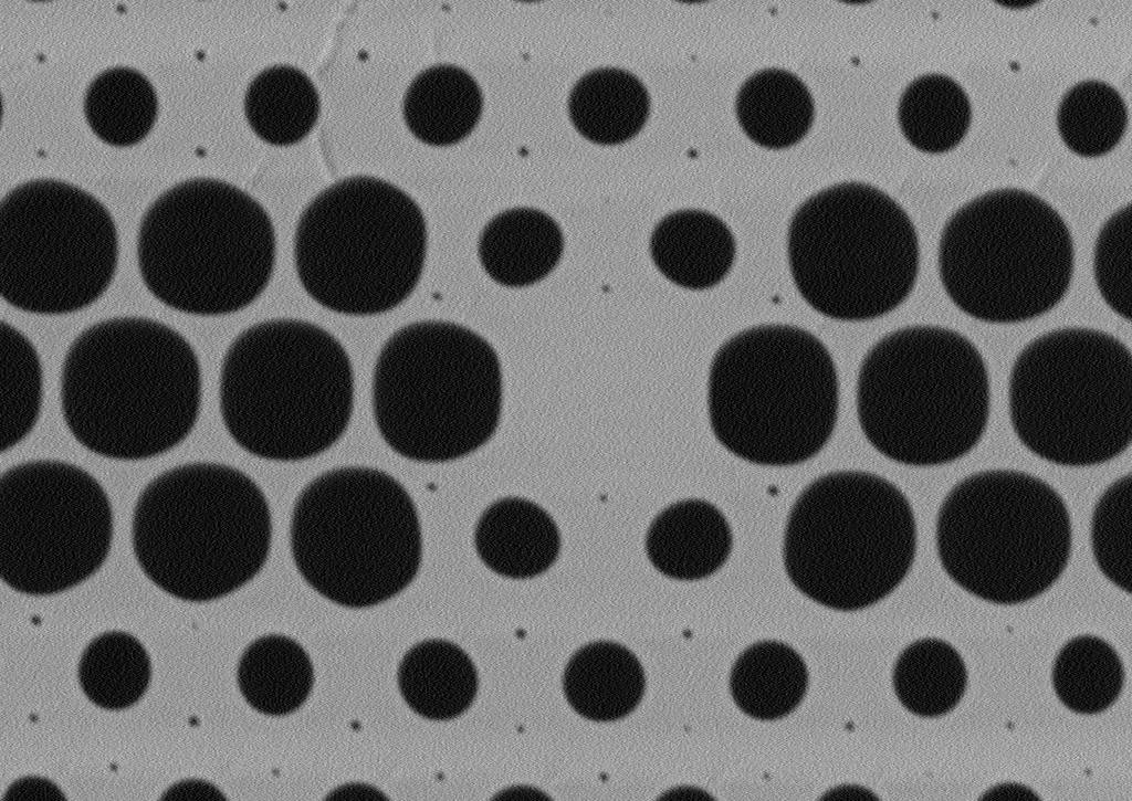 Włókna fotoniczne stosowane do wytwarzania siatek polaryzacyjnych 1µm 1µm (a) (b) Rys. 4.5.