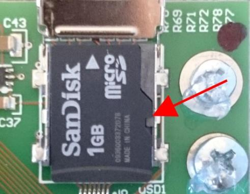 W pierwszej kolejności, ułożyć kartę MicroSD w