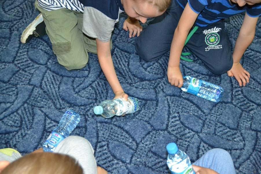 Szukaliśmy: różnic pomiędzy opakowaniami, w których była woda, podobieństw, kompletowaliśmy