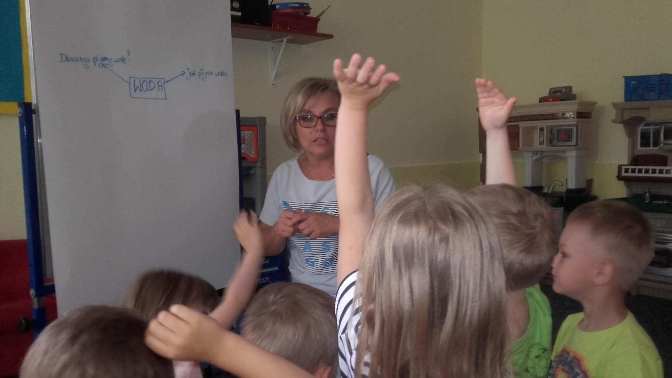 I tak zrodził się temat naszych badań - WODA. Przystąpiliśmy do formułowania pytań badawczych. Muchomorki wręcz mnie nimi zasypały, a ja wszystkie skrupulatnie notowałam.