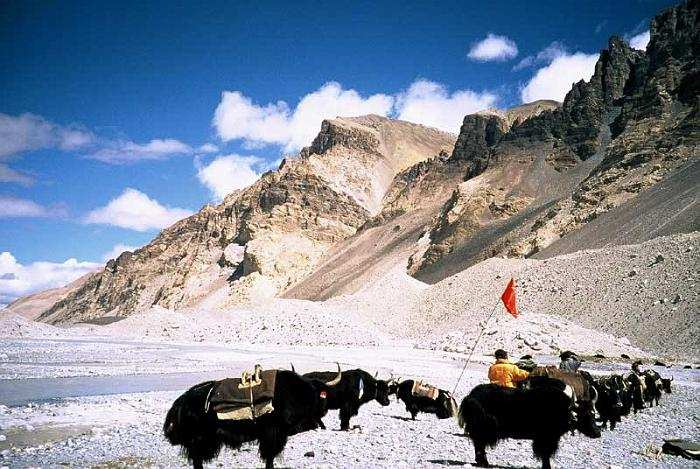 17-10 Dzień 09: Rongbuk Monastery Zhangmu Przejazd do Zhangmu (242 km) oraz przez dwie niesamowite Przełęcze: Laling La i Shung