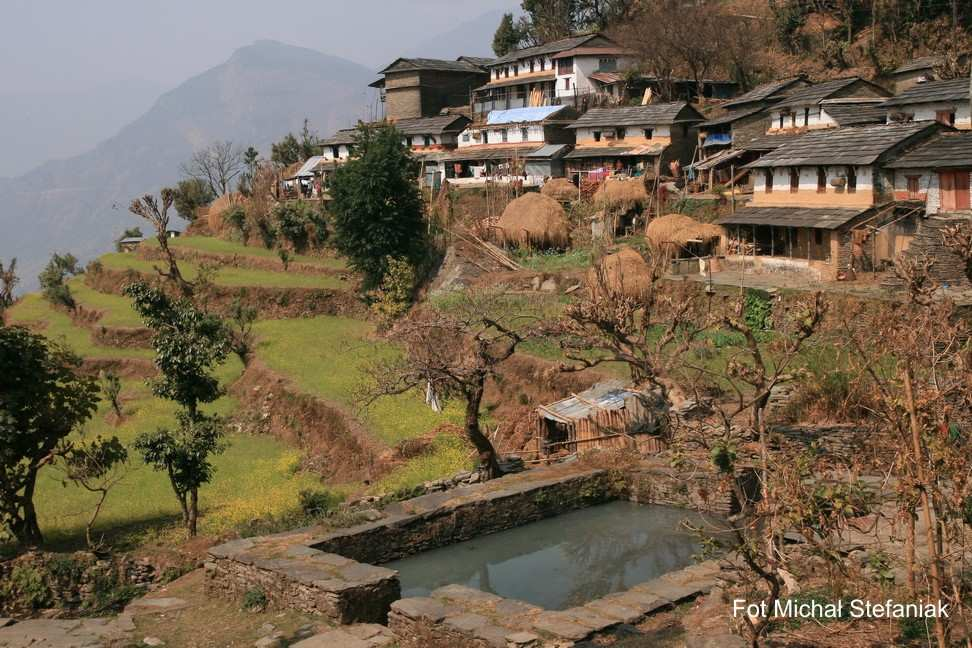 Noc w hotelu. 23-10 Dzień 15 Kathmandu - Delhi Transfer na lotnisko i przelot do Delhi. Transfer z lotniska krajowego na lotnisko międzynarodowe. Oczekiwanie na samolot powrotny.