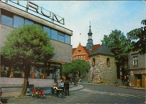 Siudecki, 1972. Ryc.37 Rynek kościół św. Mikołaja i dom handlowy Centrum. Wyd. RUCH, fot. K. Jabłoński,1972 r.