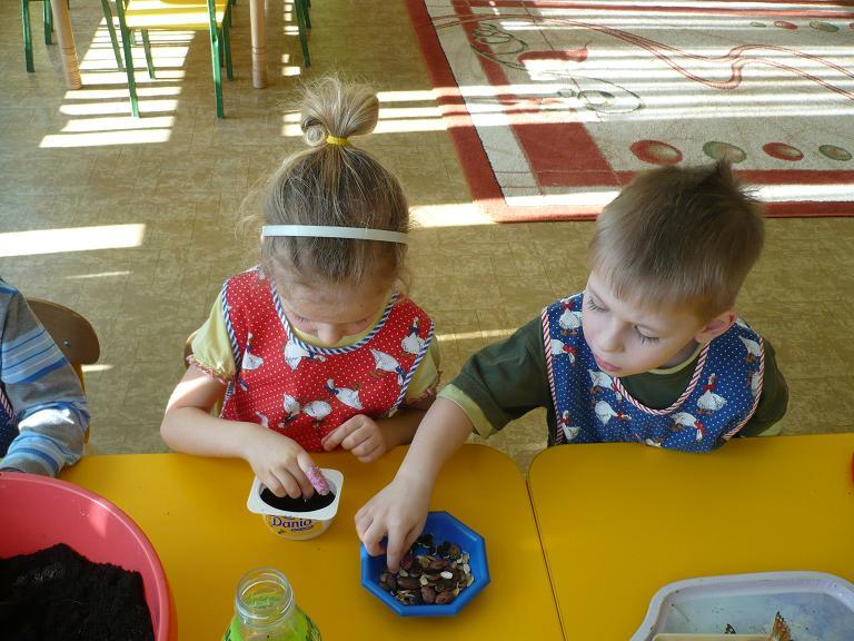 Po omówieniu zasad bezpieczeństwa dzieci wraz z nauczycielką wybrały się na wycieczkę do lasu. 3.