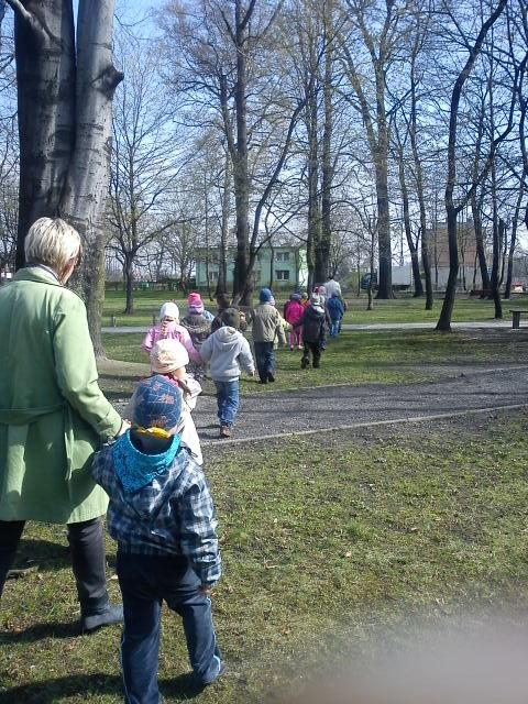 14) WYSTAWA EKOLOGICZNA 24.04.2012r. 1. Dzieci z grupy VI Rozśpiewane Słowiki w tematyce tygodniowej zapoznały się z problemami ochrony najbliższego środowiska.
