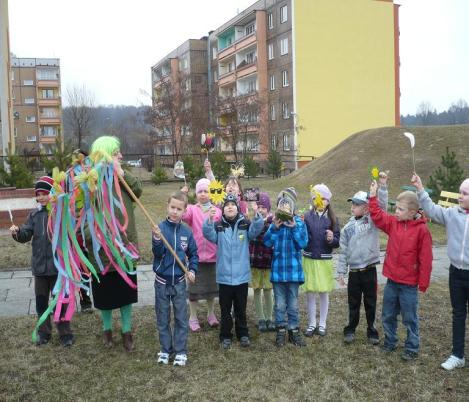 2) OBCHODY ZIELONEGO DNIA - 22.03.2012 r. W tym dniu dzieci i panie przyszły do przedszkola ubrane na zielono.