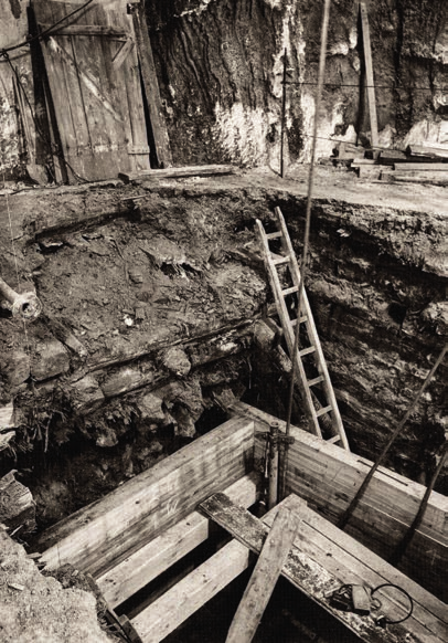 dzieje szybu DANIŁOWICZA 27 Fot. 14. Przebudowa szybu na głębokości 64 m, widok w kierunku południowo wschodnim, fot. Filip Kalwajtys, 1988 r.
