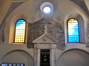 XVII w. W przedsionku umieszczone są cenne malowidła z XVII w. Najstarsze inskrypcje datowane są na lata 1608-1609 r. Gruntowny remont synagogi i konserwację polichromii zakończono w 2002 r.
