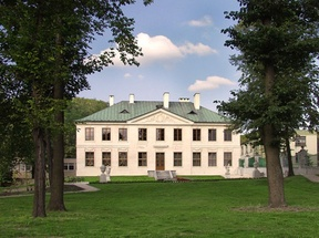 Pałac Wielopolskich jest budowlą barokowo-klasycystyczną, został wzniesiony w latach 1773-1799. Jest piętrowy, ze skrzydłem przy narożu północnym, zakończonym manierystycznym pawilonem z końca XVI w.