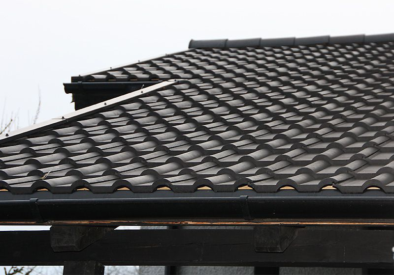 fot. TiLeCo Dachówka kompozytowa lekki produkt na każdy dach Jedną z najważniejszych cech dachówek kompozytowych jest ich niski ciężar.