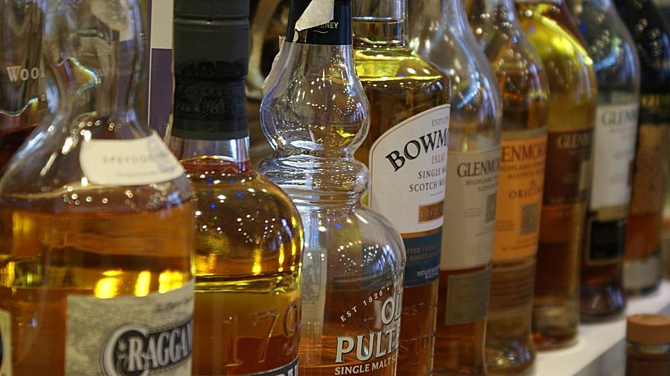Ciasta 3 rodzaje Opcja rozliczania alkoholi według ilości wydanej: Wino domowe 0,7l Wódka Wyborowa 0,7l 10 PLN/osoba 45 PLN 65 PLN Opcja Open Bar I (przez cały czas trwania imprezy bez ograniczeń):