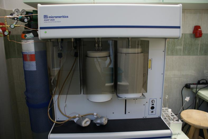 kompozytów tlenkowych (MgO SiO 2, TiO 2 SiO 2, CuO SiO 2 ) do konkretnej grupy adsorbentów. Rys. 38. Aparat ASAP 2020 firmy Micromeritics Instrument Co.