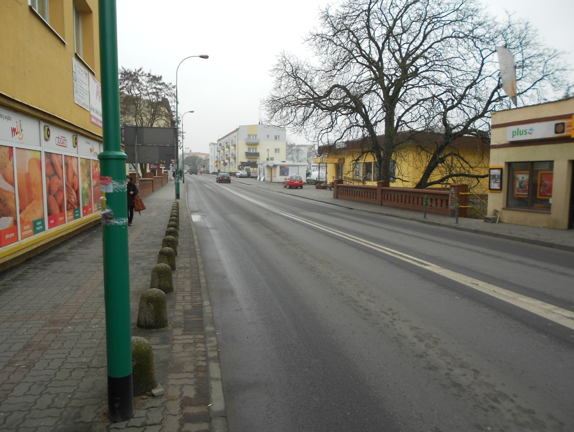 B. Ruch w ścisłym centrum Barlinek zachował w swojej centralnej części historyczny, średniowieczny układ ulic z drogą główną przechodzącą przez stare miasto na kierunku Gorzów-Choszczno (ul.