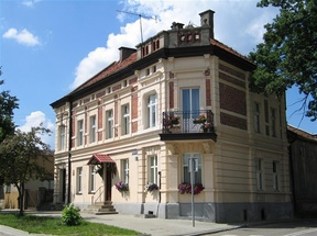Kaliszki Dwór (1830) z parkiem. Kaliszki leżą w województwie warmińsko-mazurskim przy drodze nr 58, pomiędzy Piszem i Białą Piską. Dworek został zbudowany w 1830 roku. Po wojnie był tu PGR.