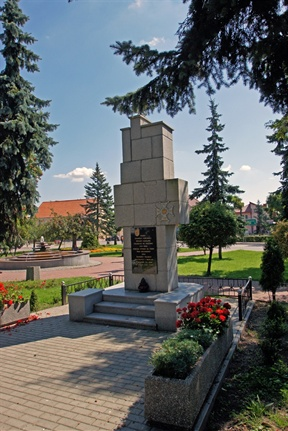 Najcenniejszymi okazami są dwa 300-letnie dęby oraz stary modrzew.