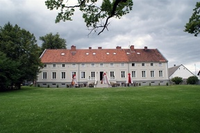 Poświęcony jest żołnierzom Podlaskiej Brygady Kawalerii poległym we wrześniu 1939 roku podczas wypadu na teren Prus Wschodnich, a także wszystkim polskim żołnierzom, którzy walczyli i zginęli w