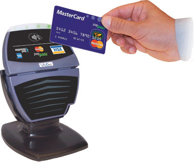 Karty zbliżeniowe są wydawane przez VISA z nazwą PayWave oraz przez MasterCard/Maestro pod nazwą PayPass.
