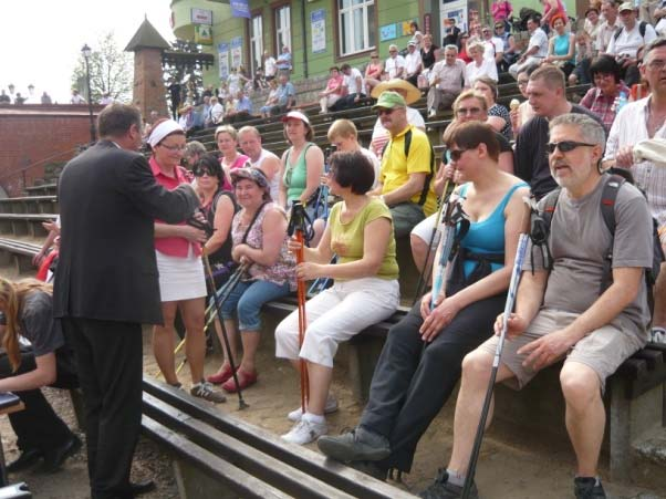 Odpoczywając, wysłuchali koncertu miejscowej kapeli, a potem ruszyli dalej.
