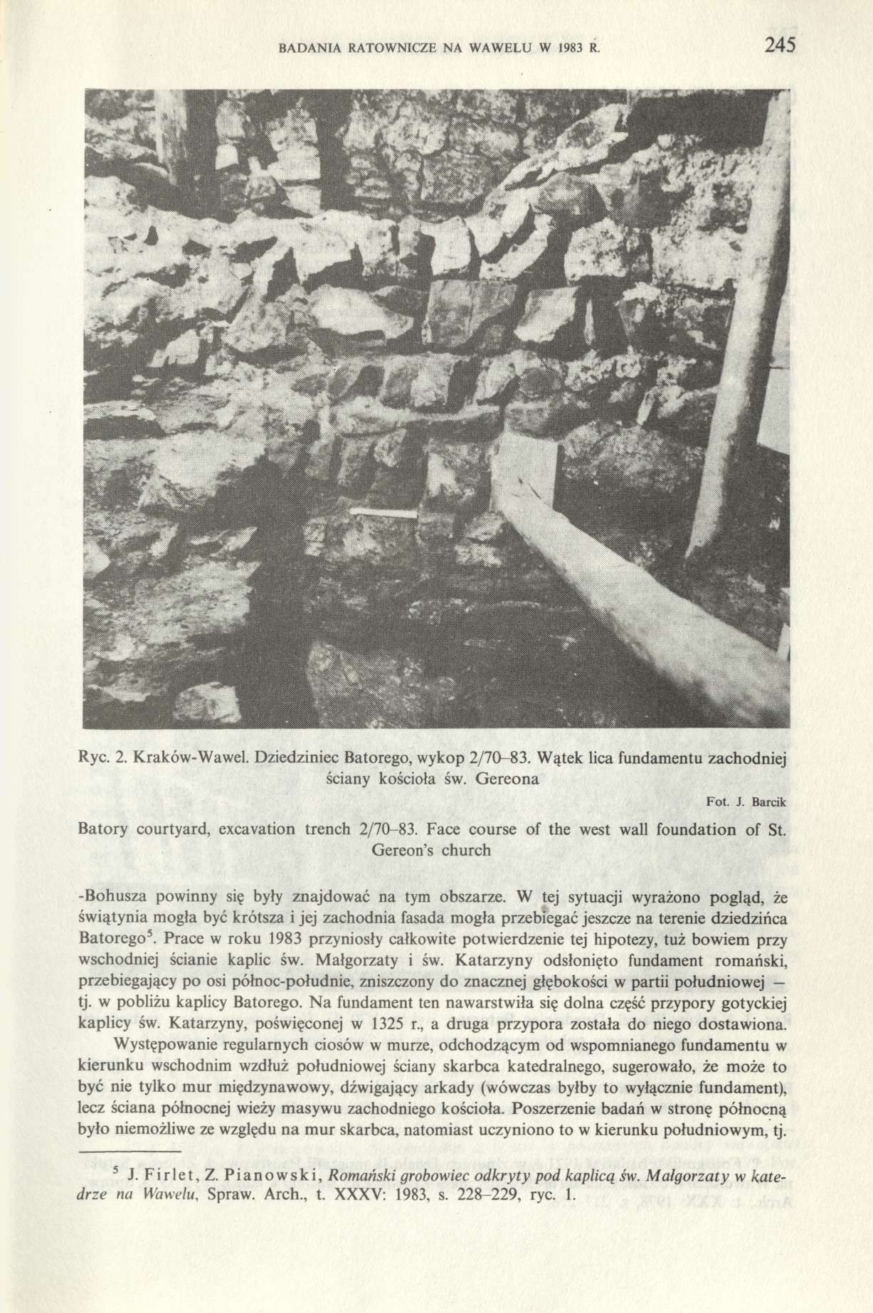 BADANIA RATOWNICZE NA WAWELU W 1983 R. 245 Ryc. 2. Kraków-Wawel. Dziedziniec Batorego, wykop 2/70-83. Wątek lica fundamentu zachodniej ściany kościoła św. Gereona Fot. J.
