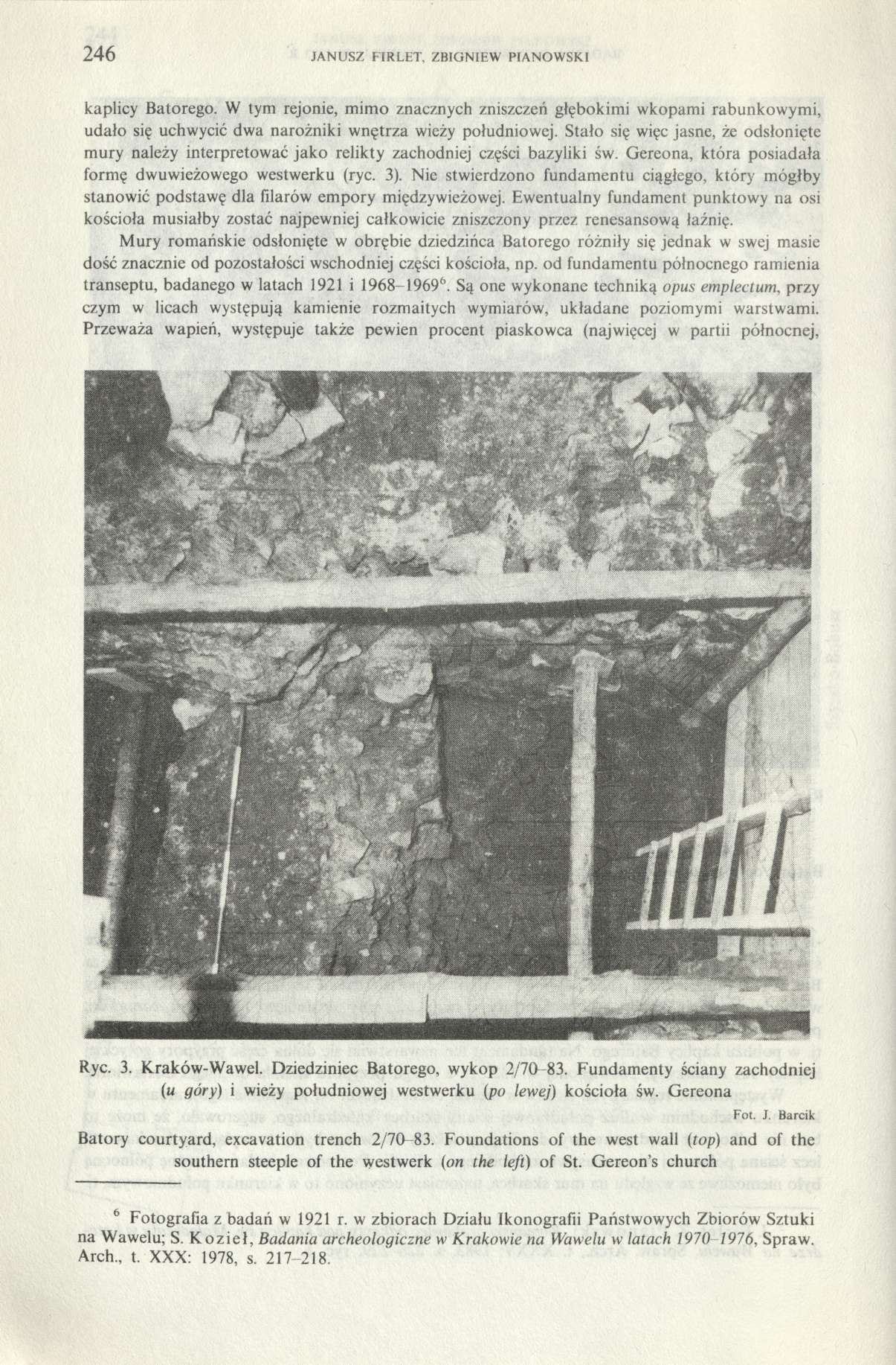 246 JANUSZ FIRLET, ZBIGNIEW PIANOWSKI kaplicy Batorego. W tym rejonie, mimo znacznych zniszczeń głębokimi wkopami rabunkowymi, udało się uchwycić dwa narożniki wnętrza wieży południowej.