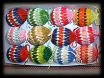Kolorowe jajka nazywają się pisanki.
