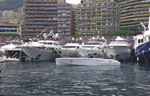 Trzy przydatne opcje wyposażenia dodatkowego Cena wersji podstawowej Dostawca łodzi pokład teakowy, ster strumieniowy, dach bimini 251 190 EUR netto fot. arch.