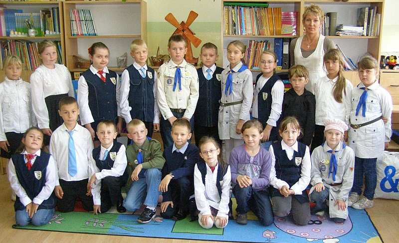 Klasa IIIb wraz z wychowawczynią śyczenia dla nauczycieli z okazji ich