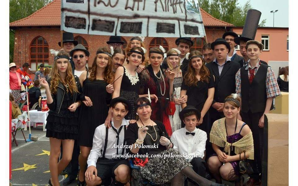 Nr 1 (40), czerwiec 2016 J esteśmy klasą IIIc, zaczęliśmy od niezgranej grupy słabo znających się ludzi, a teraz jesteśmy jedną, zgraną, pomagającą sobie ekipą.