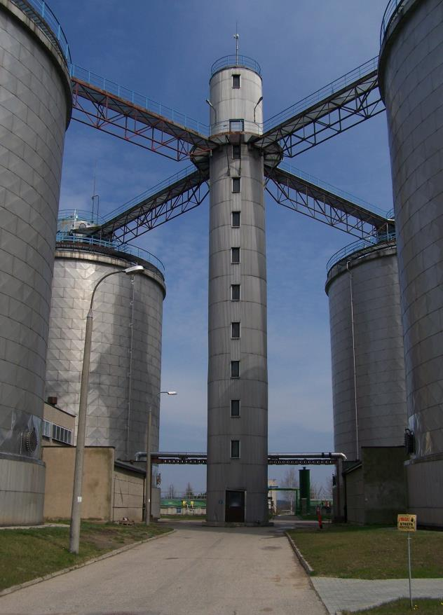 Produkcja biogazu ze ścieków 147 ników wyróżnia się dwa podstawowe typy mokre oraz suche.