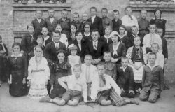 Personel i uczniowie szkoły powszechnej; z przodu pierwszy od lewej siedzi Tadeusz Walik, obok niego S.