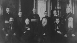 Siedzą od lewej do prawej: administrator apostolski eparchii preszowskiej biskup Dionýz Njarady, greckokatolicki biskup stanisławowski Grzegorz