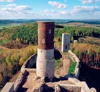 9. Ruiny zamku królewskiego w Chęcinach Tutejszy zamek zbudowany został około 1300 roku na górze zwanej Zamkową. Dzięki rozbudowie przez Kazimierza Wielkiego w XIV w.