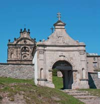 1. Święty Krzyż Na szczycie Łysej Góry, w sercu puszczy jodłowej, znajduje się klasztor pobenedyktyński, miejsce kultu religijnego odwiedzane przez tysiące turystów i pielgrzymów ze względu na