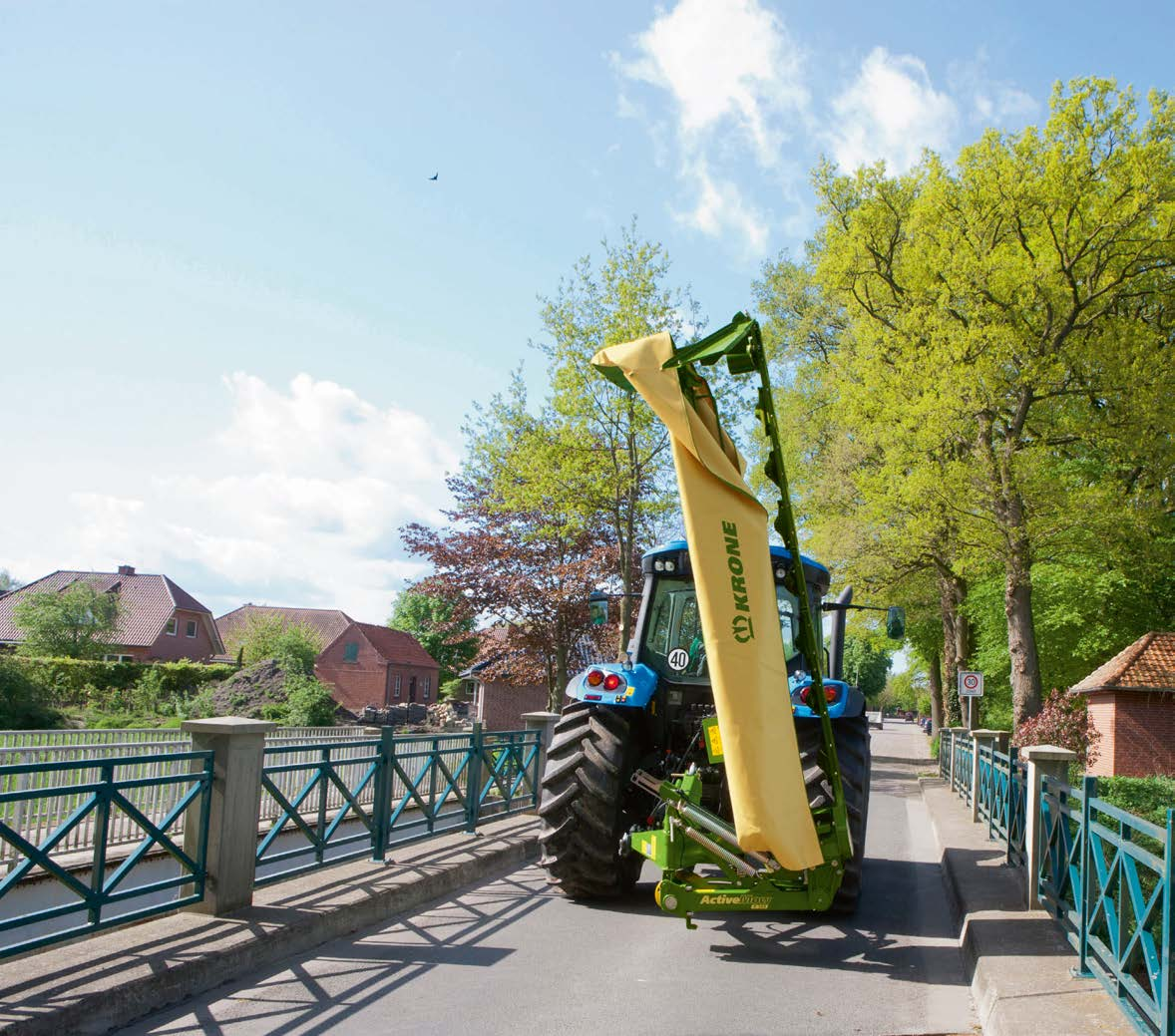 ActiveMow zapewnia dobrą jazdę Bezpieczny transport przy podniesionej do góry pod kątem 100 belce tnącej, co zapewnia dobrą widoczność do tyłu