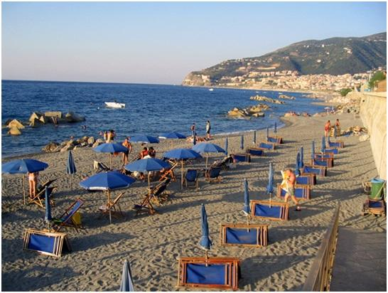Hotel Villaggio Club CalanovellaMare***- ośrodek posiada prywatną żwirowo-piaszczystą plażę z leżakami i parasolami w cenie, obiekty w formie zabudowy szeregowej: parter i I piętro.