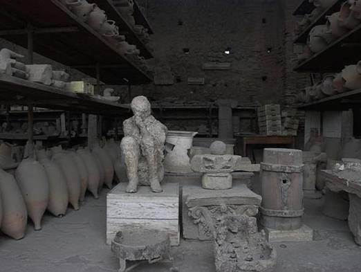 Pompeje - są starożytnym miastem u stóp wulkanu Wezuwiusz.