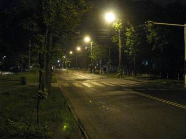 Słupy oświetlenia ulicznego usytuowane są asymetrycznie względem przejścia dla pieszych, co przedstawiono na rysunku 3 (oznaczone kropką).