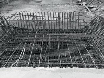 Izolacja z użyciem systemu PENETRON 131 Izolacja przeciwwodna części fundamentowej przerwa technologiczna w betonowaniu przegłębień płyty fundamentowej Rys. 102.