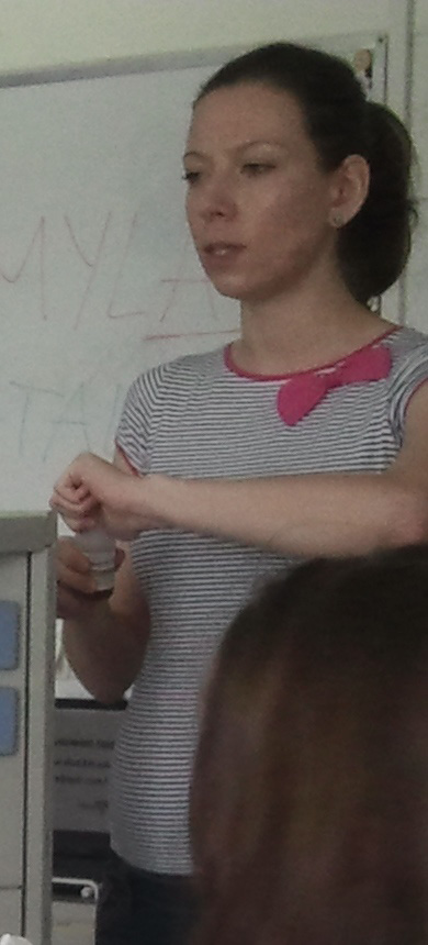 W tym mieści się przede wszystkim prowadzenie warsztatów laboratoryjnych dla młodzieży oraz kursów dla nauczycieli poświęconych współczesnej biologii.