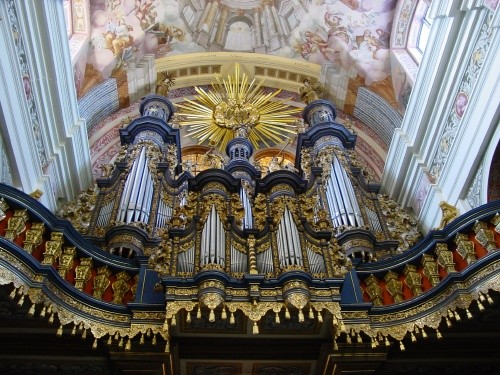 Jedną z atrakcji tego Sanktuarium są organy z ruchomymi figurami zbudowane zostały w latach 1719-1721. Cechują się fantastycznym brzmieniem, wystrojem zewnętrznym oraz efektami wizualnymi.