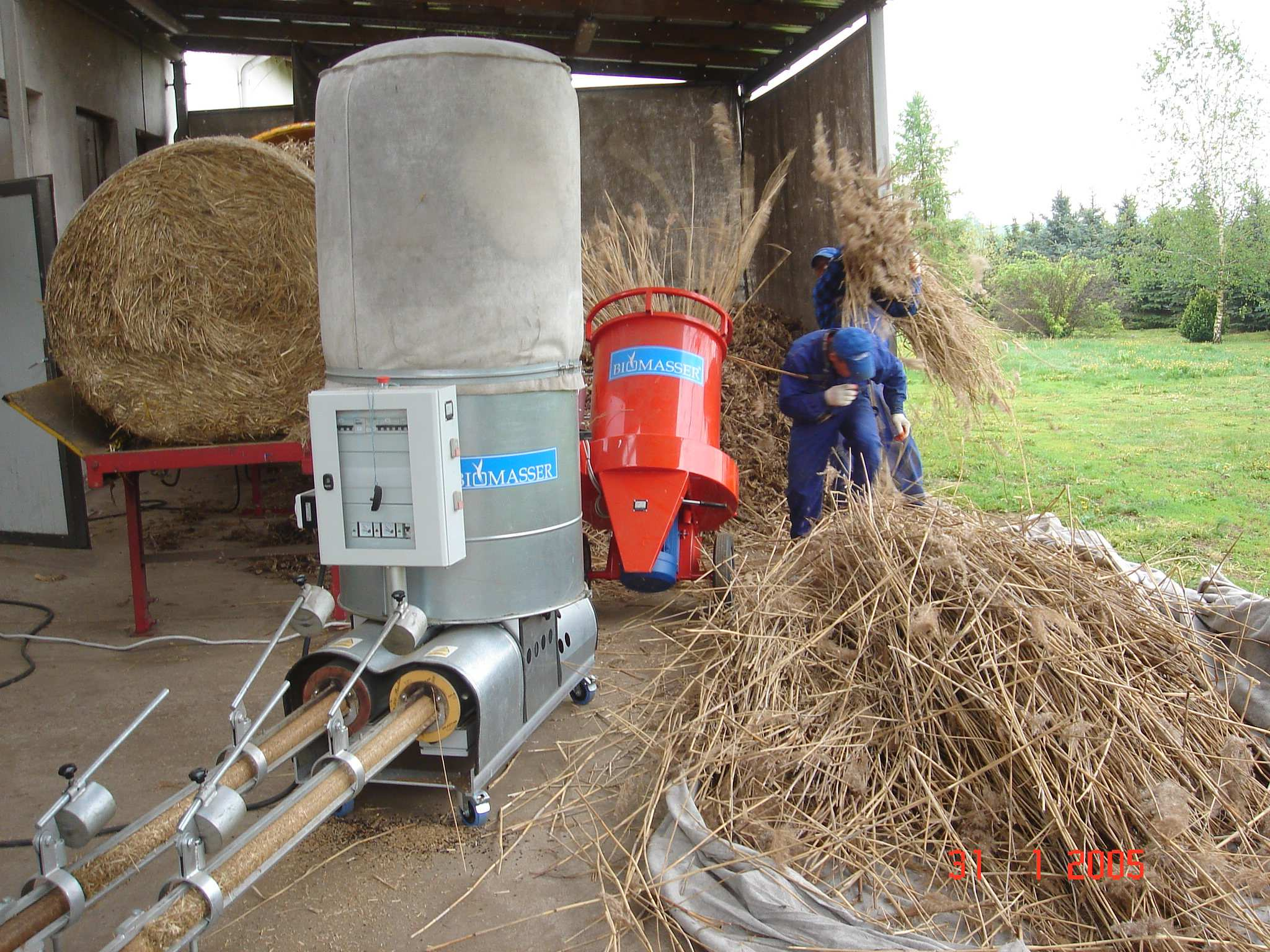 rozdrabniacz TOMASSER typ RK 7,5 kw, sito 18mm, noże RB - brykieciarka BIOMASSER DUO typ BS210 ROZDRABNIANIE - - Ręczny załadunek trzciny do rozdrabniacza Wilgotność sieczki 12% Podczas