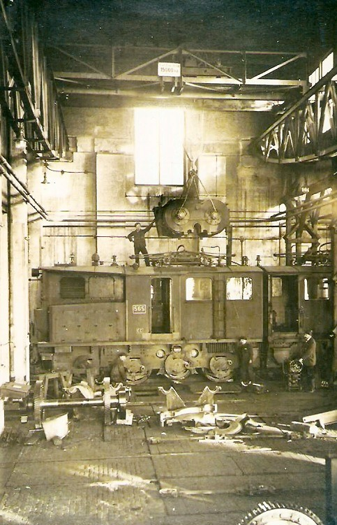 Sieć była zasilana prądem przemiennym o napięciem 15 000 V i częstotliwości 16 2/3 Hz. Wybudowano elektrownię cieplną w Nowej Rudzie Słupcu i lokomotywownię w Szczawienku.