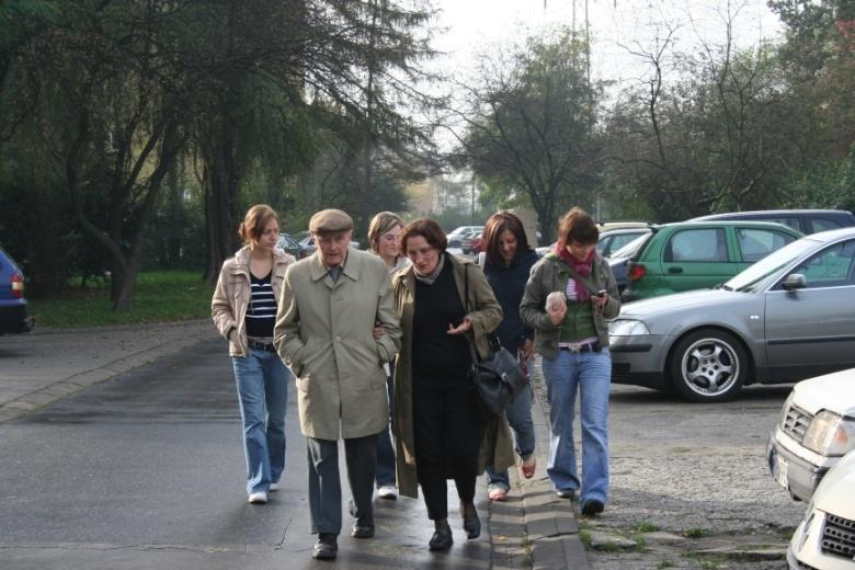 15 października 2008 r. ŚLADAMI MARII BOBRZECKIEJ W KRAKOWIE Profesor zaangażował się również w upamiętnienie bohaterskiej działalności Marii Bobrzeckiej w okresie okupacji niemieckiej.