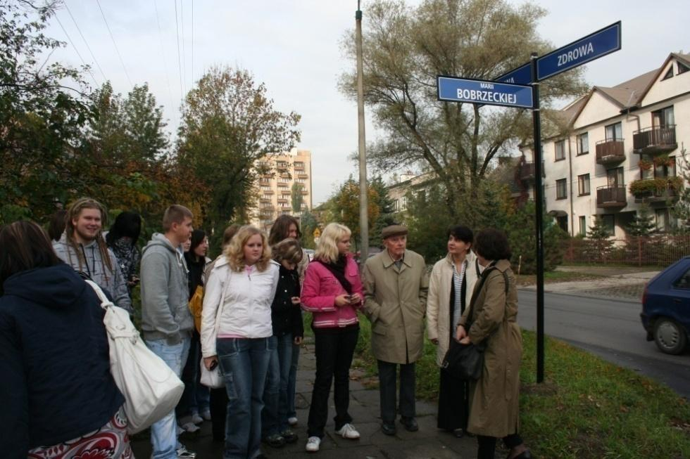 Z inicjatywy Grażyny Lachendro przy udziale Profesora Bielenina pamięć o Marii Bobrzeckiej została przekazana uczniom Powiatowego Zespołu Szkół Zawodowych i Ogólnokształcących nr 6 w