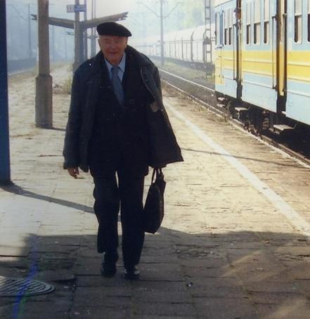 Profesor na dworcu kolejowym w