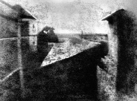 Przy pomocy camera obscura francuz Joseph Niecephore Niepce, 6 maja 1816 roku, po raz pierwszy odwzorował obraz na światłoczułym asfalcie (asfalt syryjski).