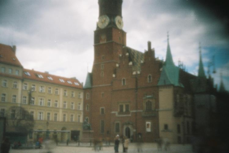 Rysunek 2.6. Rynek wrocławski, zdjęcie wykonane kamerą otworkową. Średnica otworka 0,3mm, długość tuby 7mm, czas naświetlania 1s. Z pracy dyplomowej Fotografowanie kamerą otworkową.