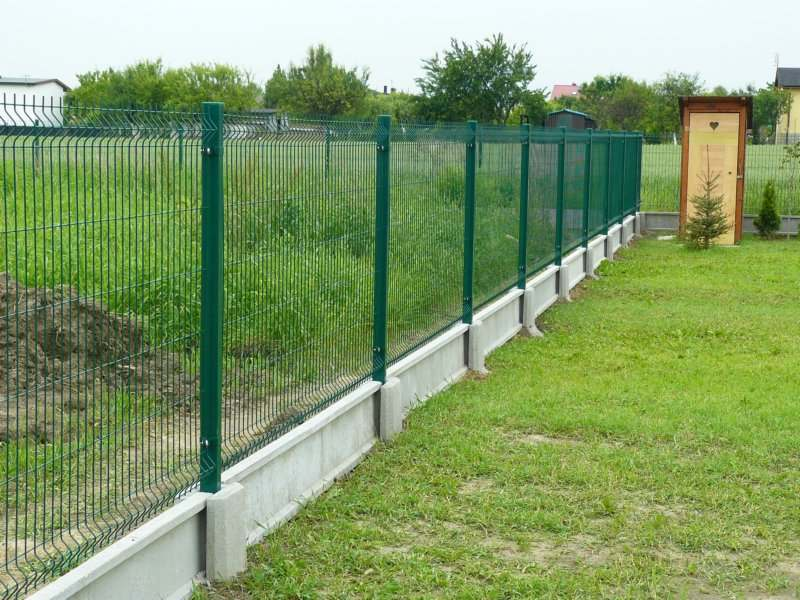 b) wymiana drzwi drewnianych i zamontowanie z AL. + samozamykacz typ DORMA 2,05mx1,28=2 szt (dwu skrz.) 2,05mx0,98m=1 szt zamontowanie parapetów przy oknach z bl. powlekanej 4 szt.