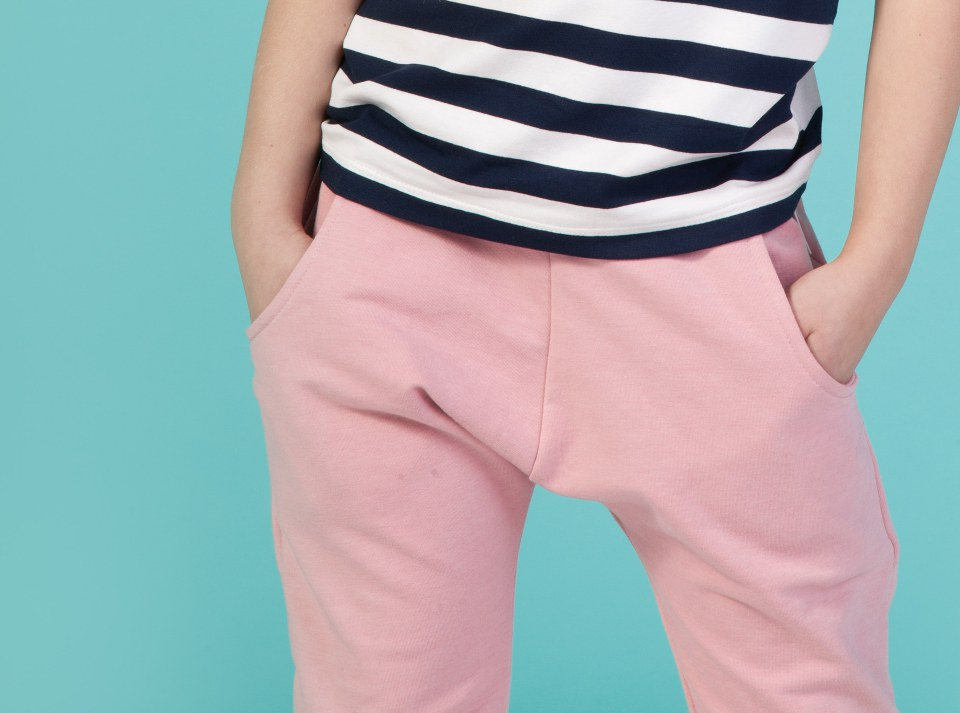 Spodnie Baggy Pink Krój baggy, dla zadziorności z nieco niżej umieszczonymi kieszeniami. Na dole ściągacz.